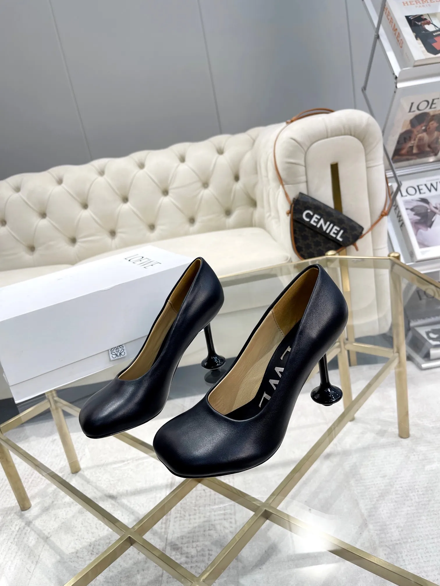 💕💕Factory direct selling price p640💕💕 LOEWE‼ ️ New arrival‼ ️Imported genuine leather sole Loewe 2024/aw early spring latest catwalk color diamond series catwalk style 😘😘😘 Upper: imported super soft sheepskin lining: imported water-dyed sheepskin Outsole: original molded injection molded leather outsole Heel: original molded 1:1 Heel height: 9.5cm Size: 35-39 (40/41/42/43 custom-made, non-refundable)